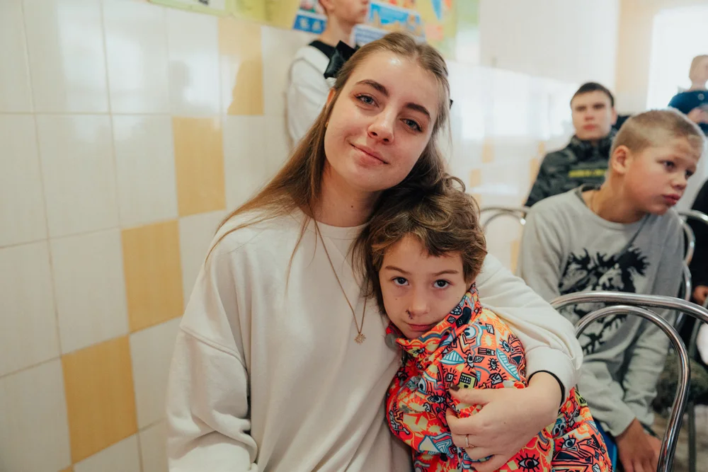 Волонтерка з дитиною — фото з презентації HFO